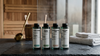 Das Bio Saunaaufguss bundle Classic Collection von Oskari vor einer Sauna stehend