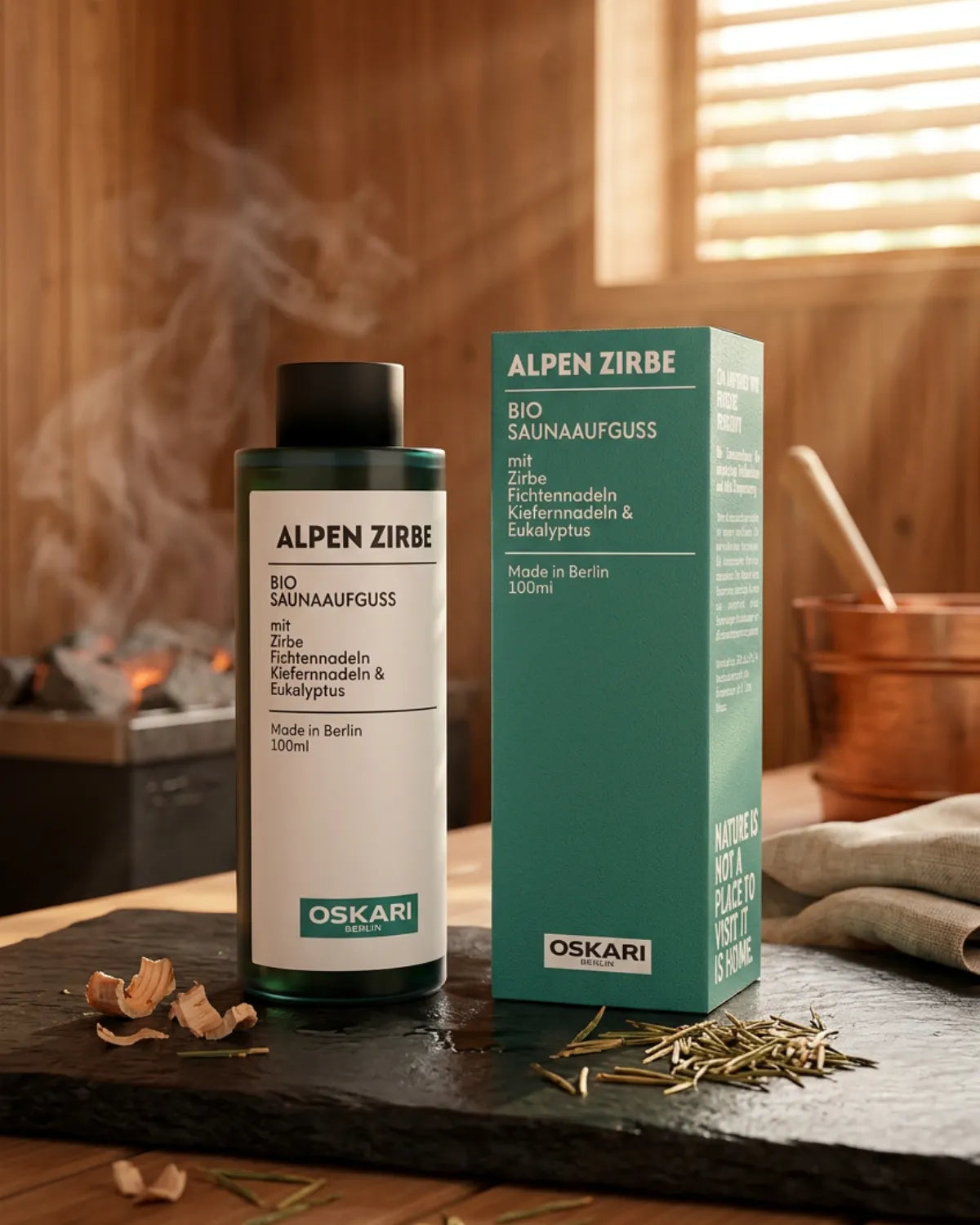 Der Bio Saunaaufguss Alpen Zirbe von Oskari in einer Sauna mit Dampf über dem Saunofen