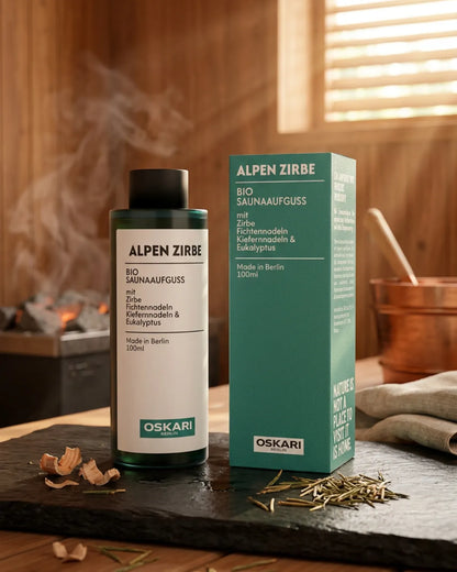 Der Bio Saunaaufguss Alpen Zirbe von Oskari in einer Sauna mit Dampf über dem Saunofen