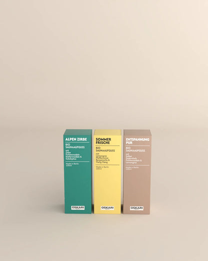 Die Schachteln der drei Bio Saunaaufgüsse Alpen Zirbe, Entspannung Pur und Sommerfrische aus dem Bundle Trio von Oskari