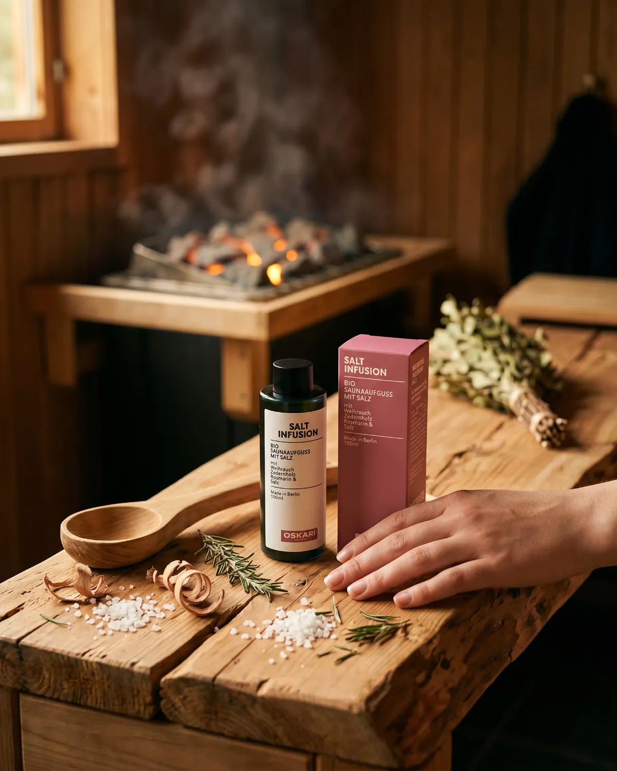 Bio Saunaaufguss mit Salz von Oskari Salt Infusion auf einer Holzbank mit Salz und Pflanzen