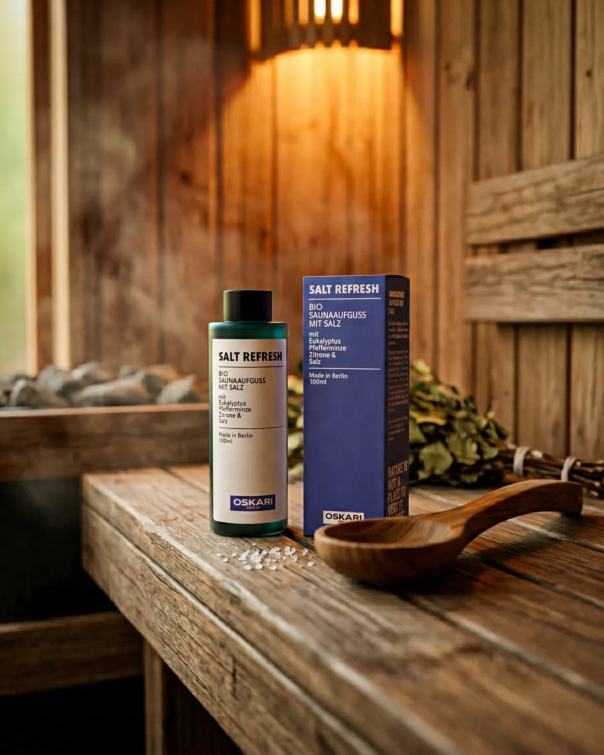 Der Bio Saunaaufguss mit Sazlz von Oskari Salt Refresh in einer Holzsauna mit Dekoartikeln