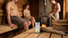 Der Oskari Bio Saunaaufguss Sommerfrische in einer Sauna mit drei Menschen im Hintergrund beim Saunieren