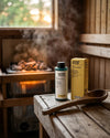 Der Oskari Bio Saunaaufguss Sommerfrische in einer Sauna mit drei Menschen im Hintergrund beim Saunieren