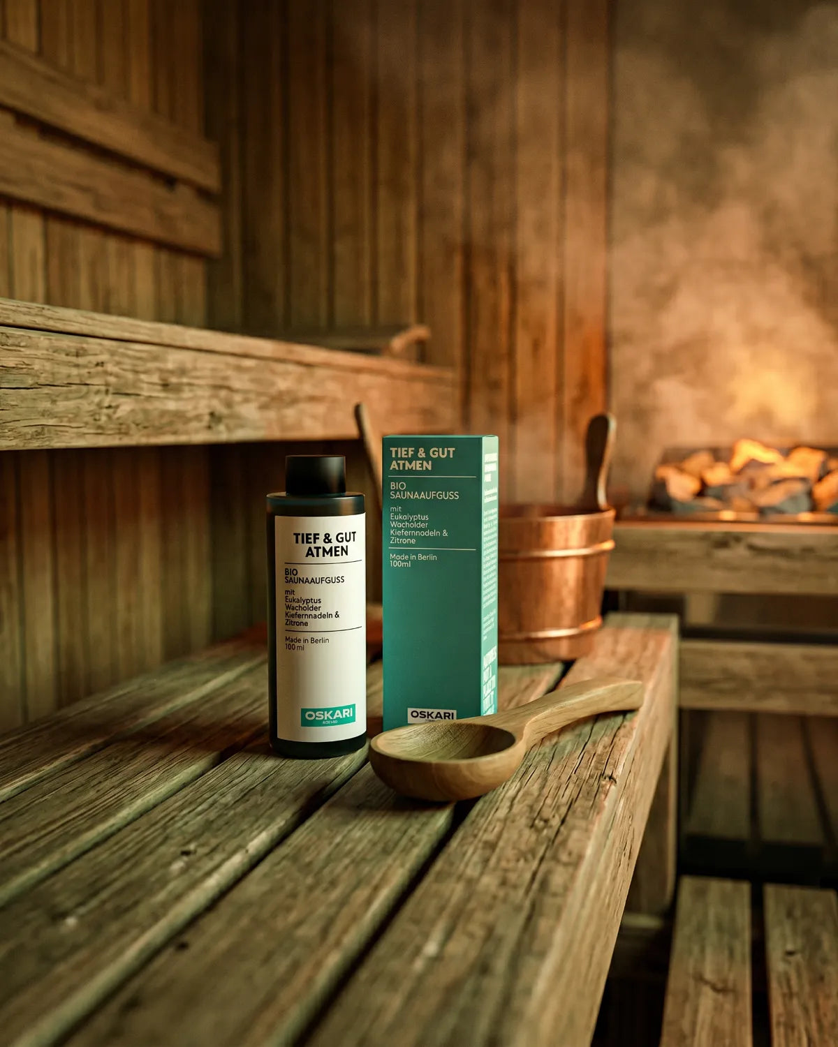 Tief & Gut Atmen Bio Saunaaufguss und Schachtel in einer alten Holzsauna mit Dampf und Saunaofen.