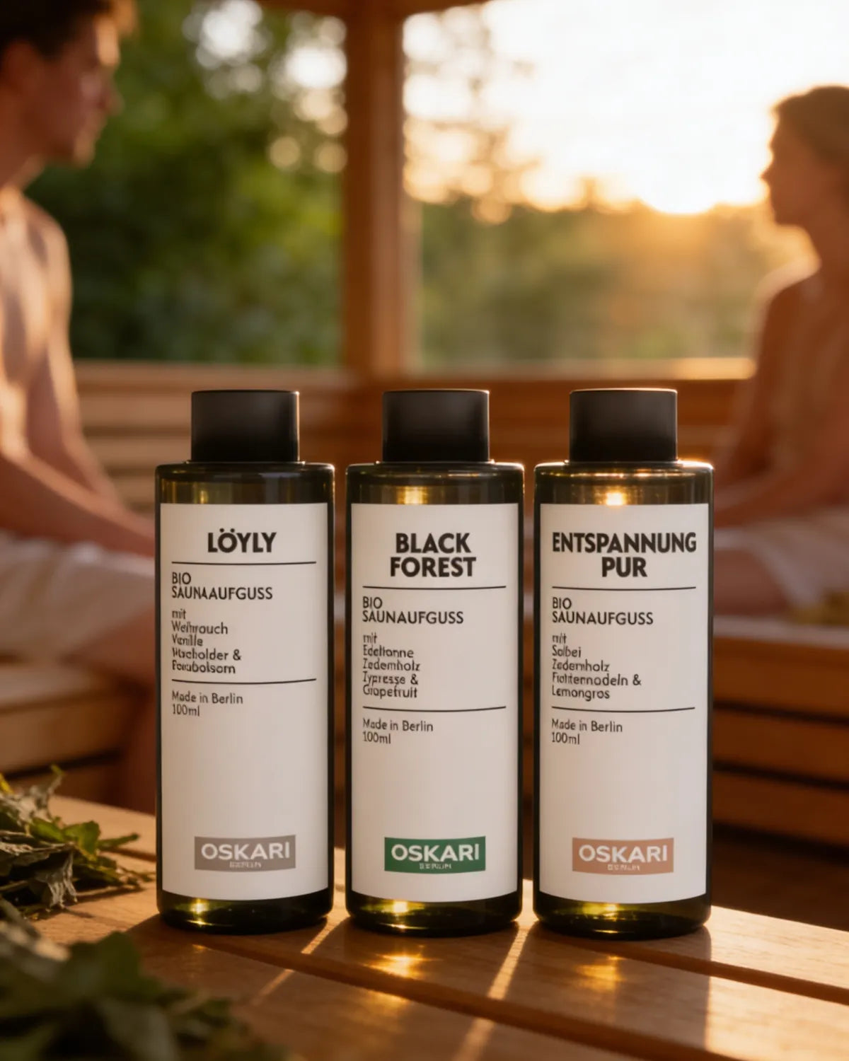 Die Bio Aufgüsse Löyly, Black Forest und Entspannung Pur auf einem Holztisch bei sonnigem Wetter