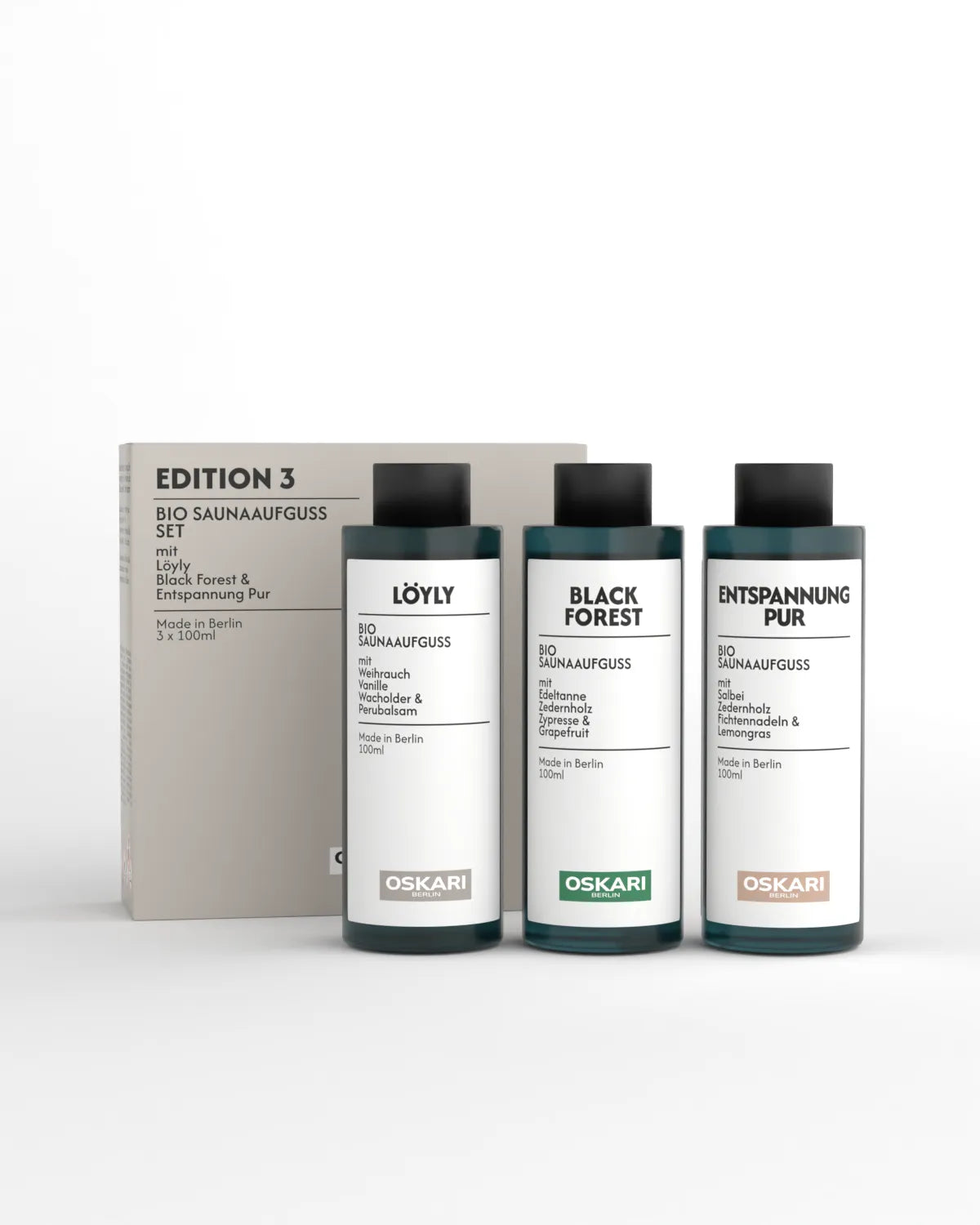 Hochwertiges Bio Saunaaufguss Set Edition von Oskari mit den drei Saunaaufguss Sorten Löyly, Entspannung Pur u n Black Forest vor grauem Hintergrund 