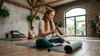 Eine junge rothaarige Frau besprüht ihre Yogamatte mit dem Bio Yogamattenspray von Oskari