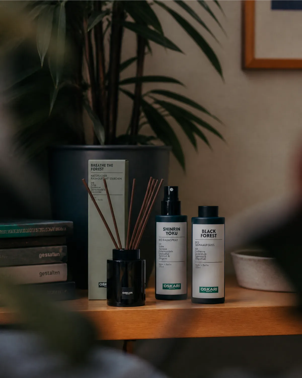 Das Oskari Vibe Bundle Forest Grounding auf einem Schreibtisch stehend
