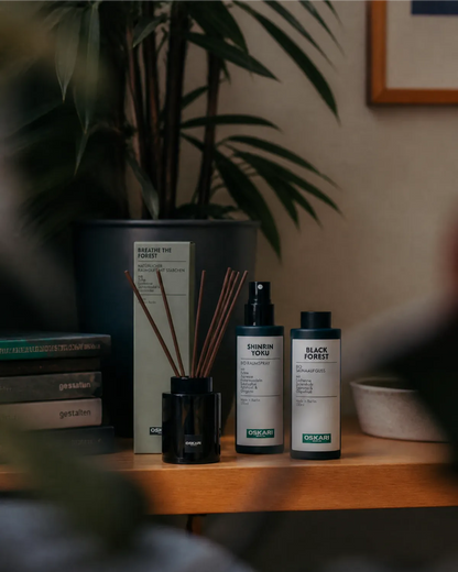 Das Oskari Vibe Bundle Forest Grounding auf einem Schreibtisch stehend