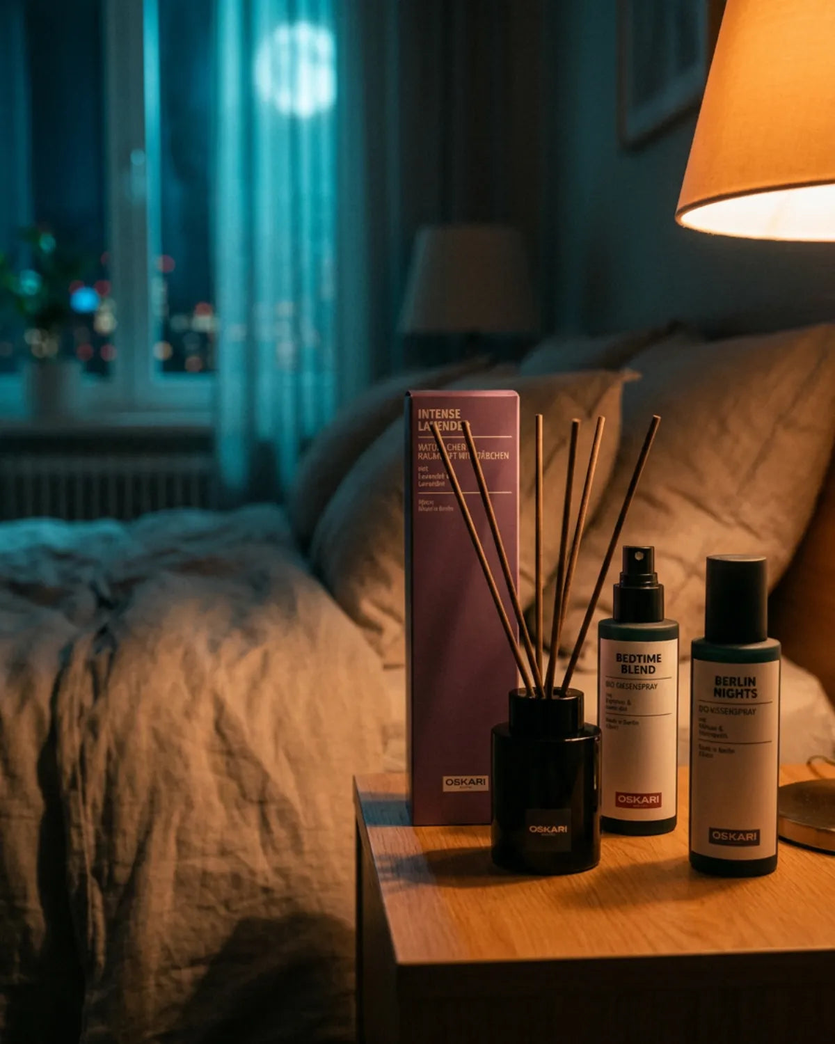Das Oskari Vibe Bundle Midnight Dream auf einem Nachttisch unter Beleuchtung und mit Vollmon im Hintergrund