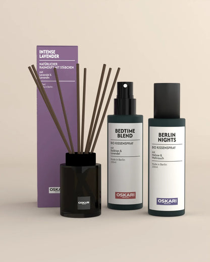 Das Midnight Dream Vibe Bundle von Oskari mit dem Raumduft mit Stäbchen Intense Lavender und den Bio Kissenspray Bedtime Blend und Berlin Nights