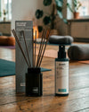 Das Oskari Vibe Bundle Mindful Balance auf einem abgenutzten Dielboden eines Yogastudios