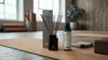 Das Mindful Balance Vibe Bundle von Oskari in einem Yogastudio auf einer Yogamatte