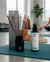 Das Mindful Balance Vibe Bundle von Oskari in einem Yogastudio auf einer Yogamatte