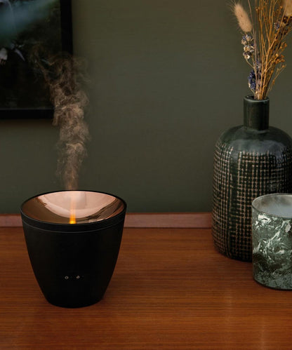 Eleganter schwarzer Raumduft Diffuser im Einsatz