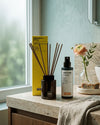 Das Sunny Morning Vibe Bundle von Oskari in einem hellen und modernen Badezimmer
