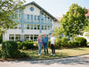 Oskari in Oberhaching vor dem Entwicklungsgebäude